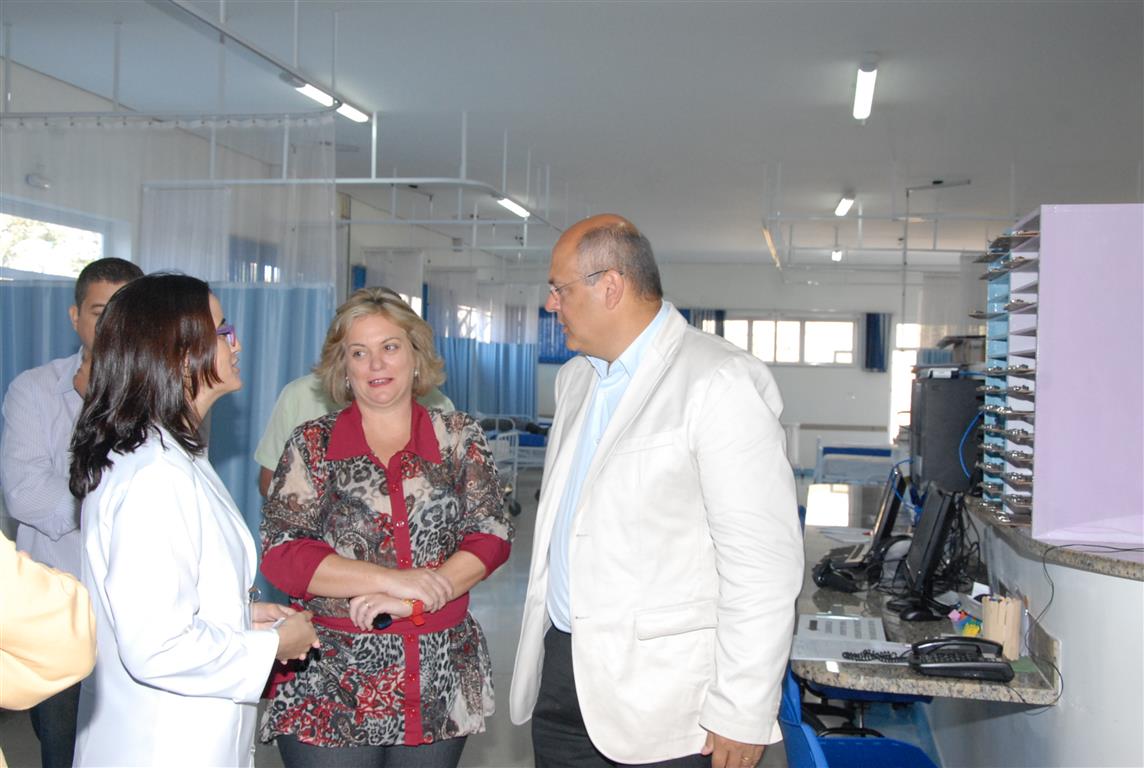 Prefeito Alexandre Ferreira e secretária de Saúde Rosane Moscardini autorizam contratações de novos médicos (Foto: Divulgação Prefeitura)